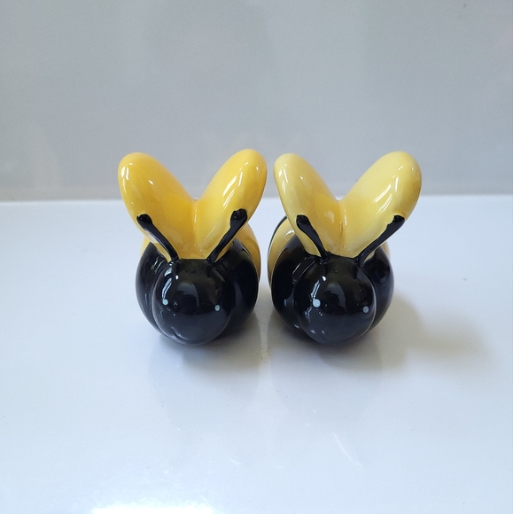 CUTE Ceramic Bumble Bee Salt and Pepper Shaker Set - Picture 4 of 7
